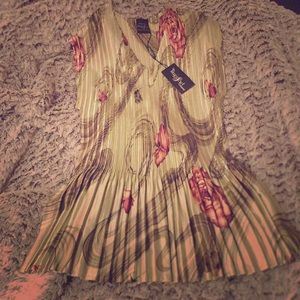 Mini Pleats Magic Scarf Green floral blouse